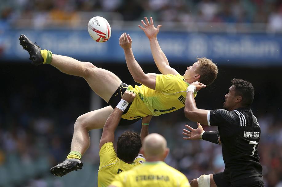 A volare  anche l’australiano Charlie Taylor durante il match fra la sua nazionale e la Nuova Zelanda (Ap)